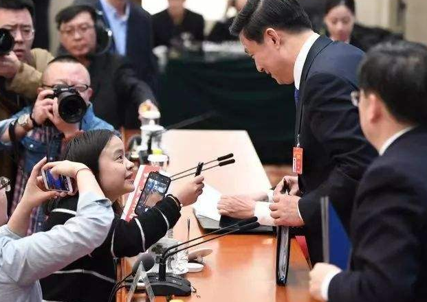 “张雪迎私人通讯方法曝光？从业室辟谣：假的”