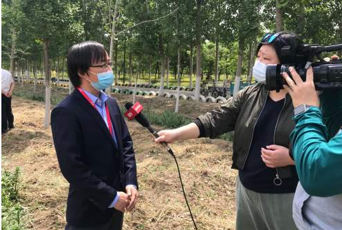 “李嘉铭刘泳希领证 李嘉铭是谁?刘泳希是谁?新婚夫妇惊喜上线！”