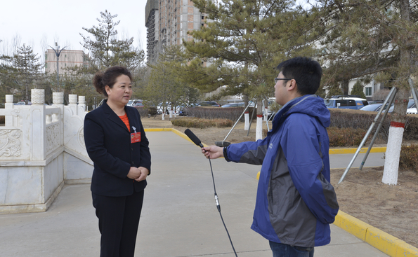 “放弃寒假 大学生服务春运在火车上过年”