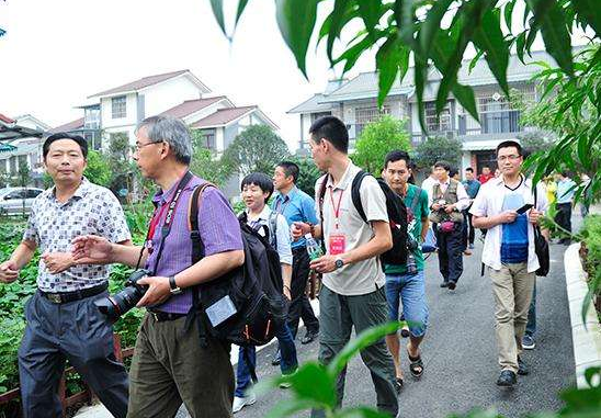 “现在的人学历越来越高！低学历人群还能在这社会立足多久？”