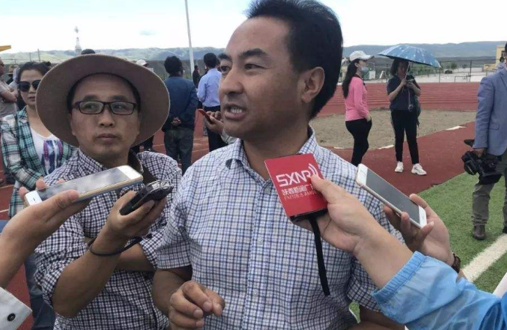 “贝克汉姆71岁父亲宣布与女友订婚，对方是百万富翁律师”