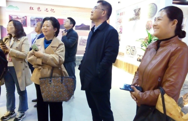“脱衣锻炼腹肌吸睛!韩寒18分钟跑5公里 透露高中是长跑体育生”