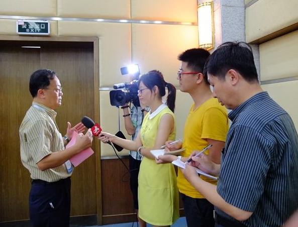 “《非正式会谈》第六季第三期回归 又能见到可爱的钱多多了吗？”