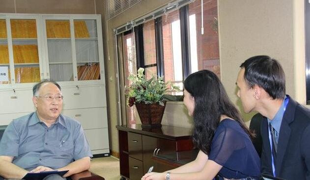 “朱亚文带妻子吃路边摊被偶遇 牵手回家好甜蜜”