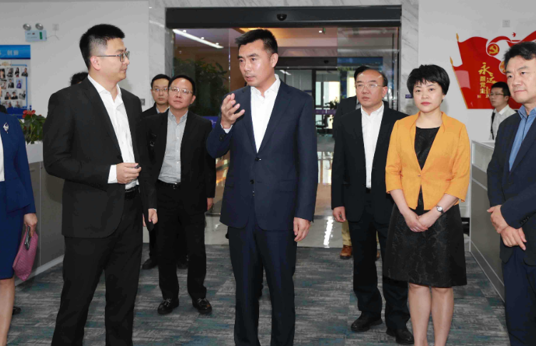 “《周游记》周杰伦萧敬腾即将上演“巴黎竞赛日””