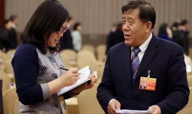 “巨星之间对决!蕾哈娜调侃杜兰特 俩嘴炮王者窒息攻防互喷&quot;垃圾话&quot;”