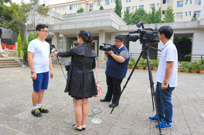 “郑爽蝴蝶结造型精致感十足 只是西装这么像男装是如何回事?”