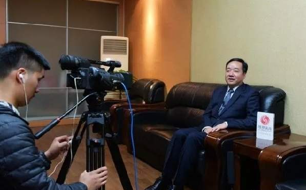 “李嘉铭刘泳希领证 李嘉铭是谁?刘泳希是谁?新婚夫妇惊喜上线！”