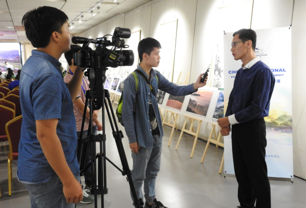 “《向往的生活》第4季定档 黄磊何炅彭昱畅张子枫重聚”
