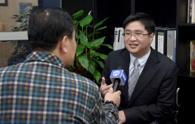 “阿信与助理被拍 网传阿信与“表妹”恋爱多年”