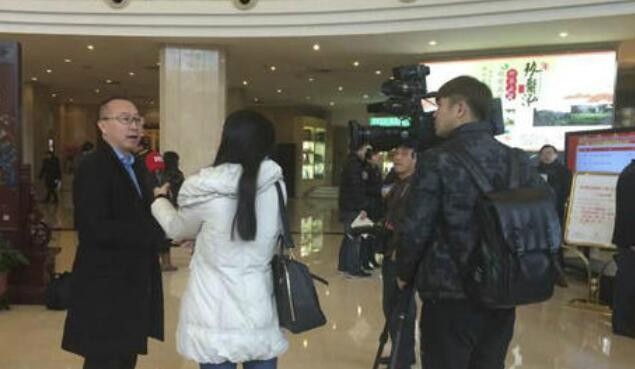 “阿信与助理被拍 网传阿信与“表妹”恋爱多年”